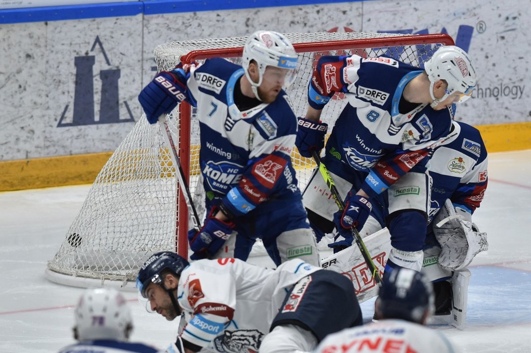 Bránící hokejisté Komety Brno se jen ohlíží za pukem, který se dostal až do jejich branky