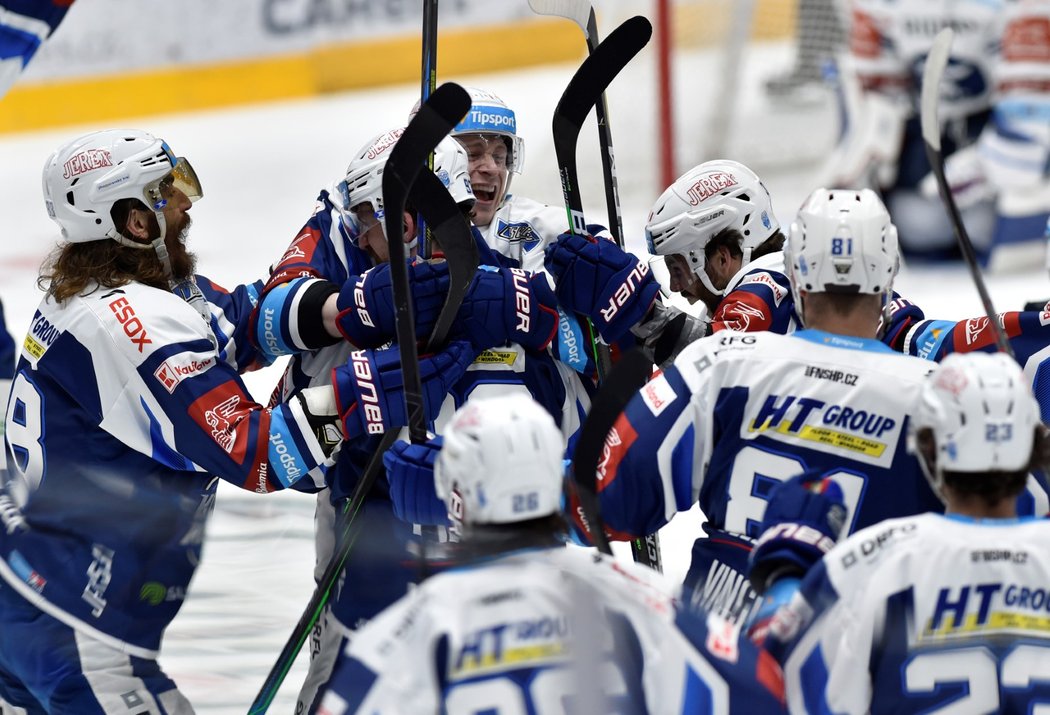 Hokejisté Komety se radují ze zásahu Hollanda v prodloužení, který znamenal vyrovnání série předkola play off