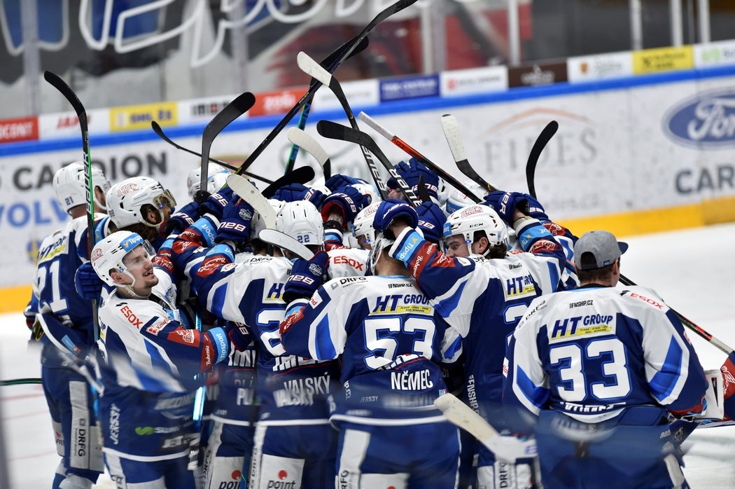 Hokejisté Komety se radují z výhry nad Vítkovicemi v prodloužení