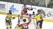 Olomoučtí hokejisté Marek Laš a Jakub Galvas se radují z jediné branky v druhém utkání předkola proti Zlínu