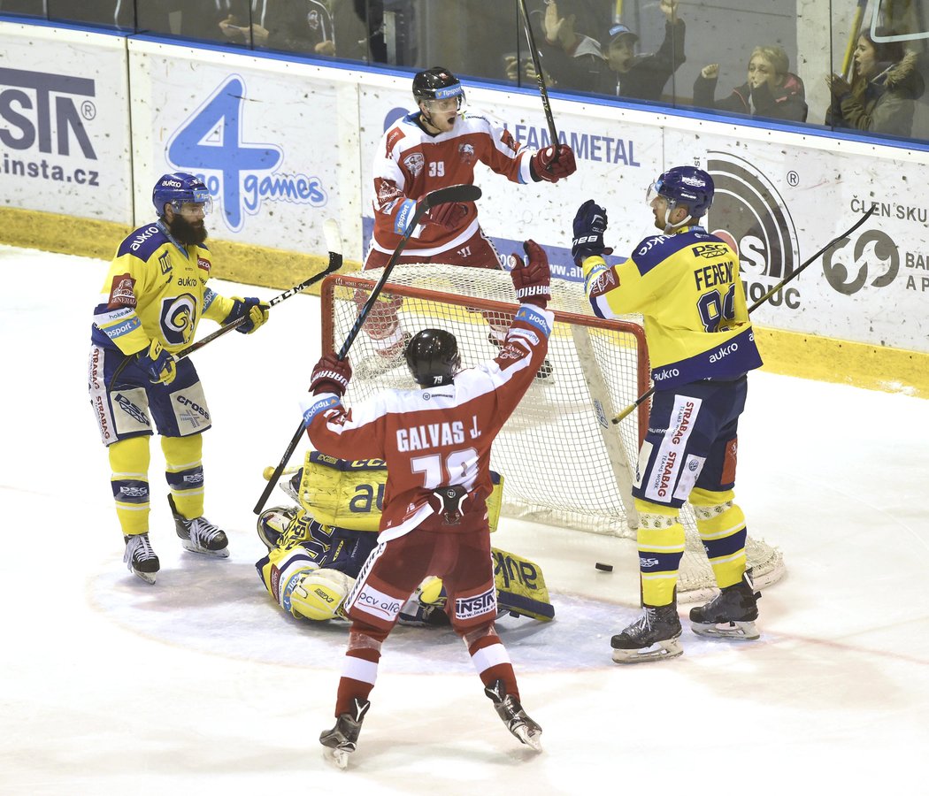 Olomoučtí hokejisté Marek Laš a Jakub Galvas se radují z jediné branky v druhém utkání předkola proti Zlínu