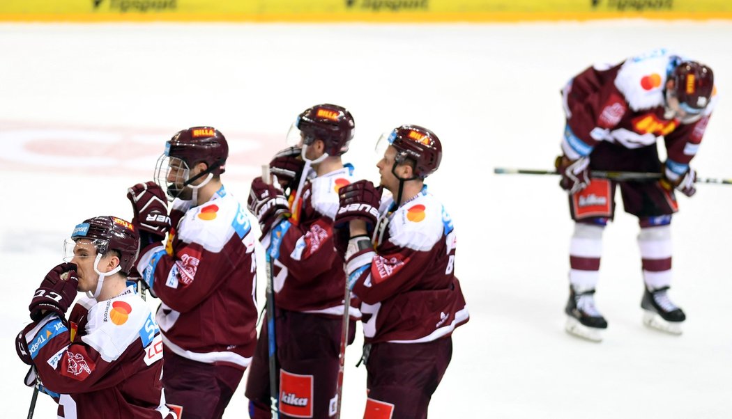 Zdrcení sparťané krátce po vyřazení v předkole play off