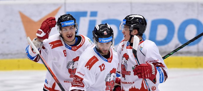 Hokejisté Olomouce slaví gól proti Vítkovicím