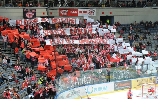 Klečíme, ale neležíme! Společně bojujeme, play off uhrajeme. Slávistický kotel při zápase s Litvínovem Klečíme, ale neležíme! Společně bojujeme, play off uhrajeme. Slávistický kotel při zápase s Litvínovem
