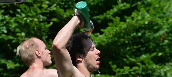 Útočník Pardubic David Cienciala se osvěžuje během soustředění