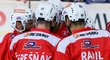 Hokejisté Pardubic se radují z gólu proti Davosu ve finále Dolomiten Cupu