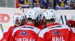Hokejisté Pardubic se radují z gólu proti Davosu ve finále Dolomiten Cupu