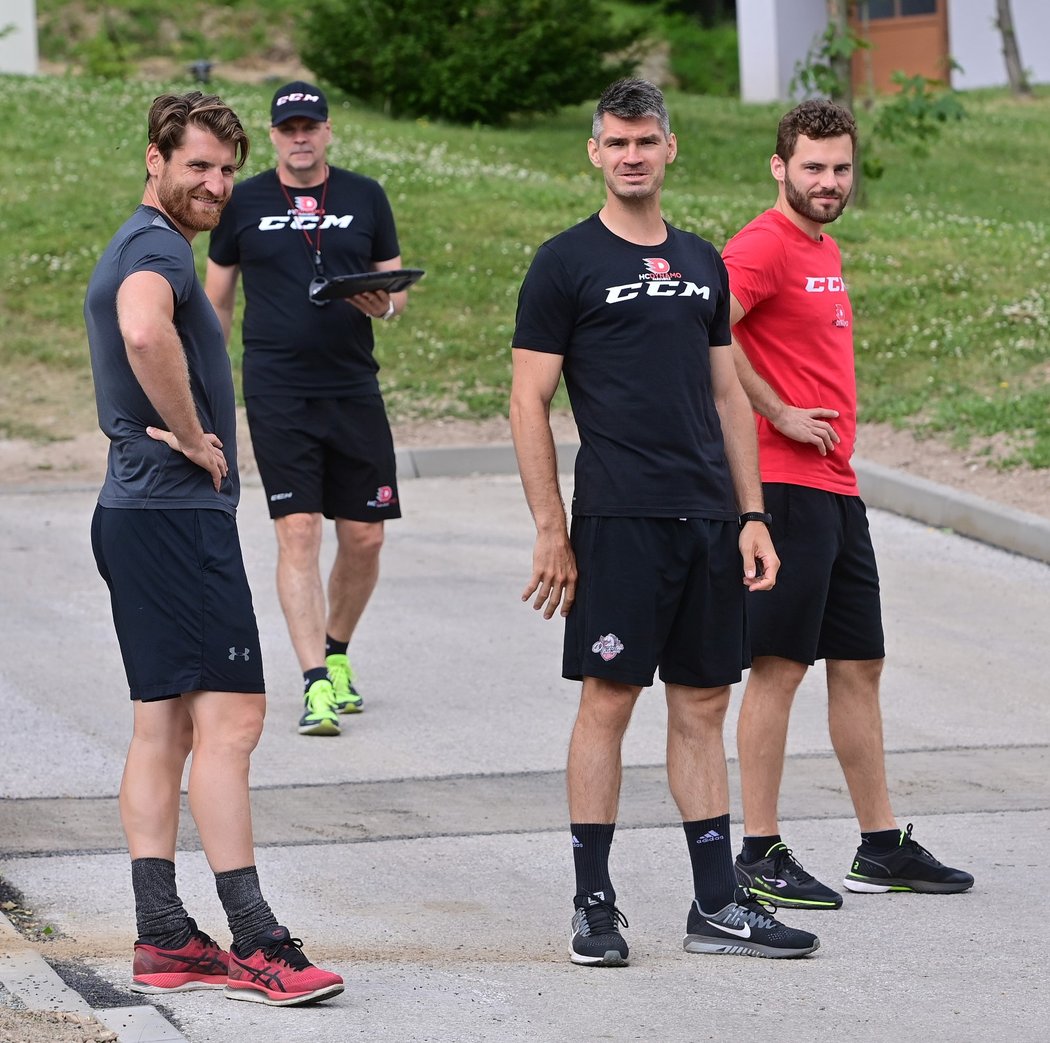 Zkušení pardubičtí hokejisté Jakub Nakládal (vlevo), Jan Kolář (uprostřed) a Robert Kousal během letní přípravy Dynama