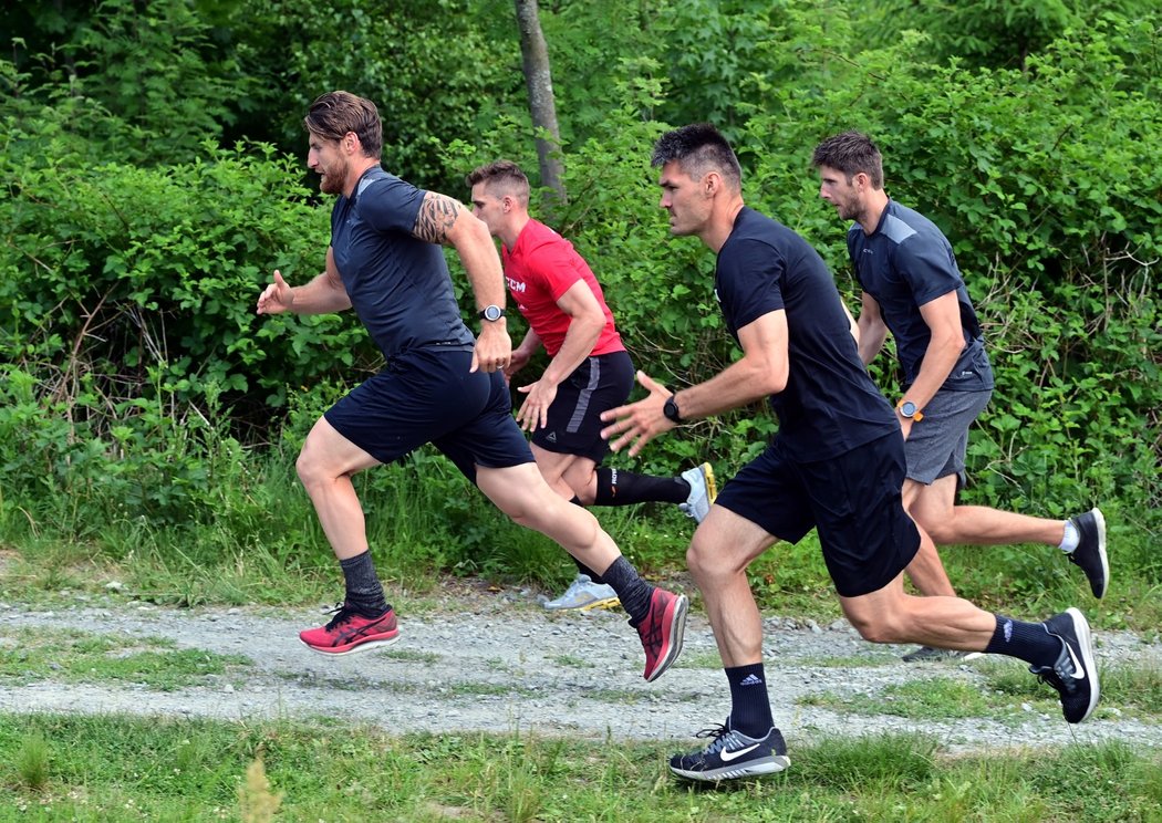 Pardubičtí hokejisté v čele s kapitánem Jakubem Nakládalem (vlevo) na soustředění v Orlických horách