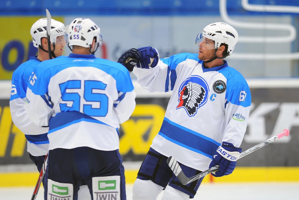 Hokejisté Plzně se radují z vyrovnávacího gólu proti Ústí, vpravo kapitán Radek Duda