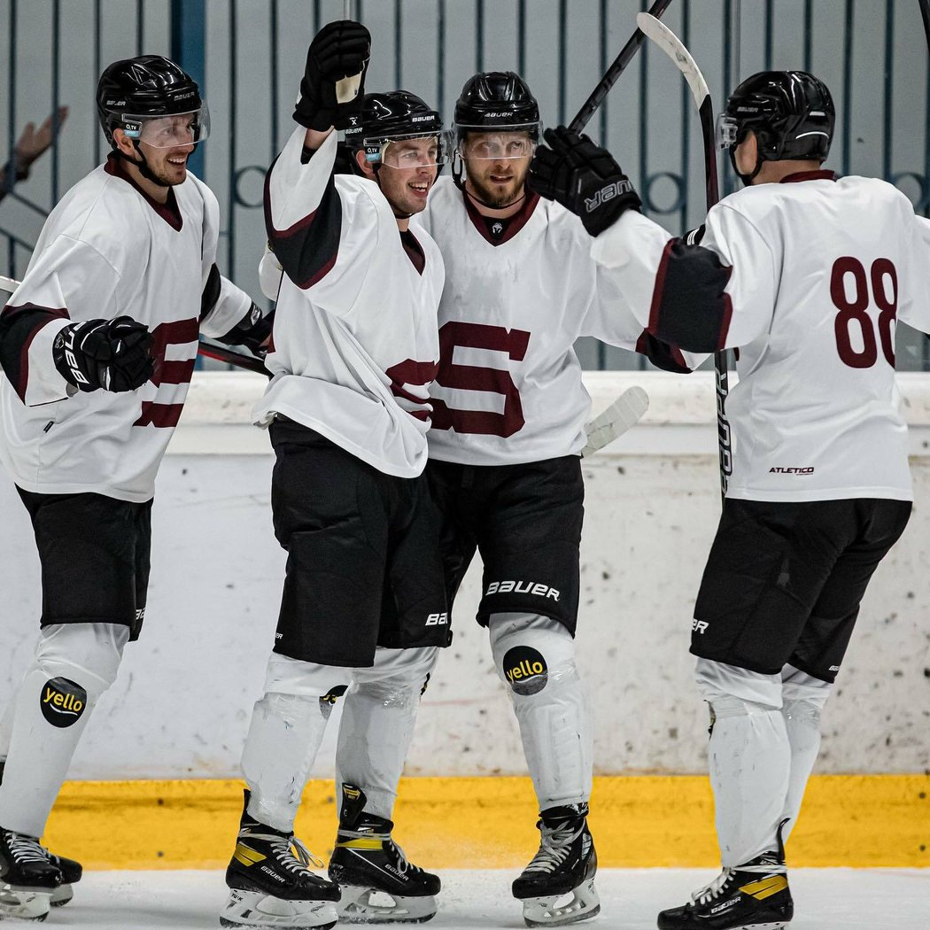 Hokejisté Sparty se radují z gólu obránce Martina Janduse (vlevo uprostřed)