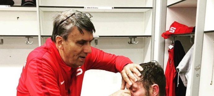 Sparťanský obránce Richard Nedomlel skončil v utkání proti Salzburgu se zlomeným nosem. Klubový lékař Dušan Singer mu musel rovnat nos