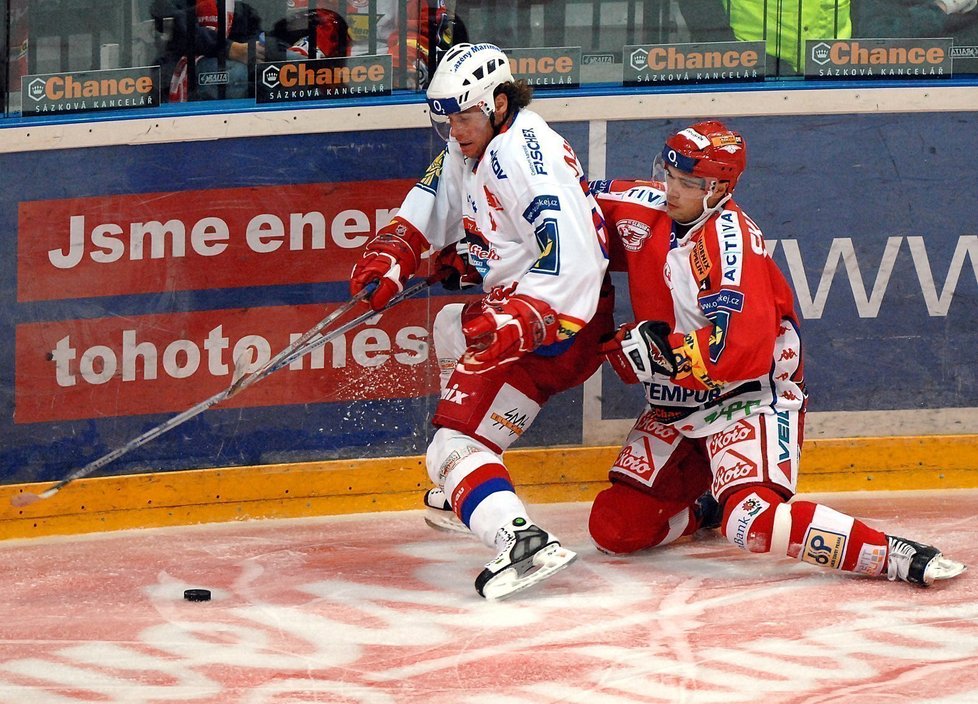 Radek Duda v souboji s Michalem Vondrkou ze Slavie.