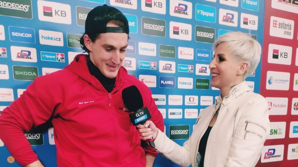 Reportérka Tereza Kubíčková během pozápasového rozhovoru s kapitánem Pardubic Lukášem Sedlákem