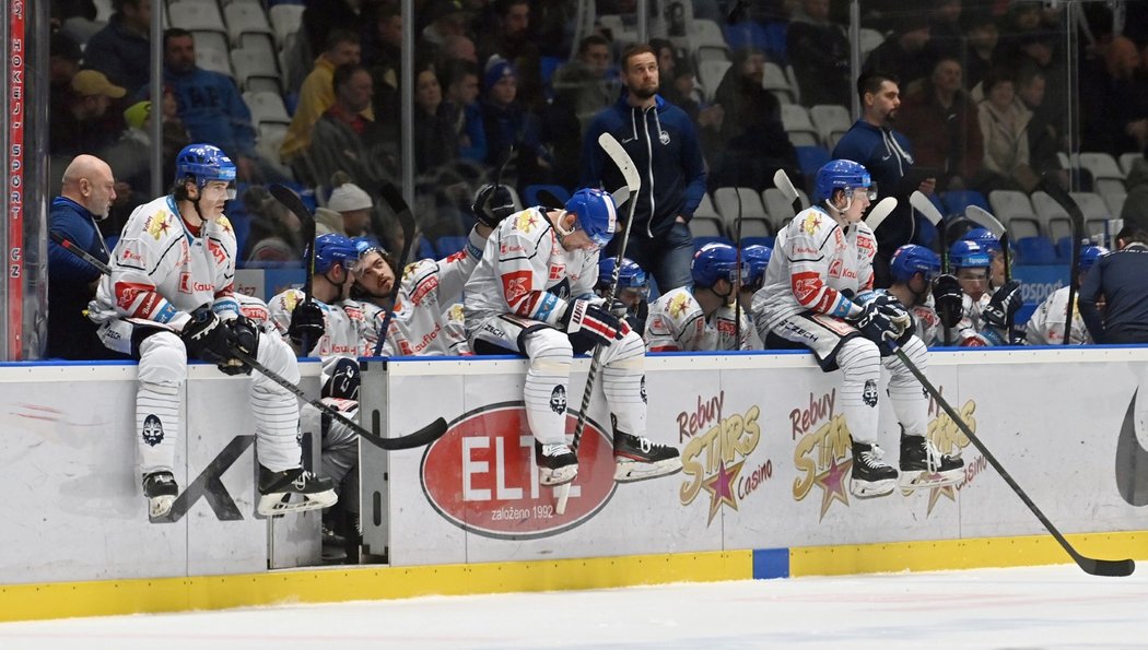 Zklamaní hokejisté Kladna na mantinelu. Vlevo Jaromír Jágr, uprostřed Tomáš Plekanec