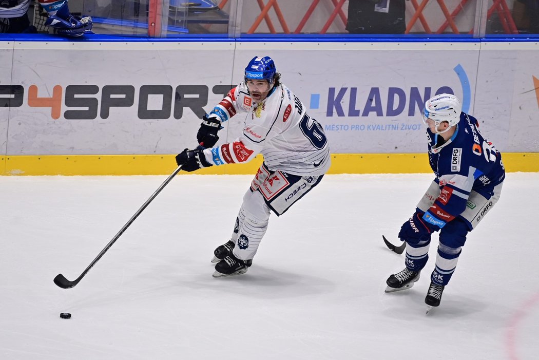 Jaromír chodí s Dominikou třetím rokem. I proto se mu šikovná brunetka už stará i o firmu