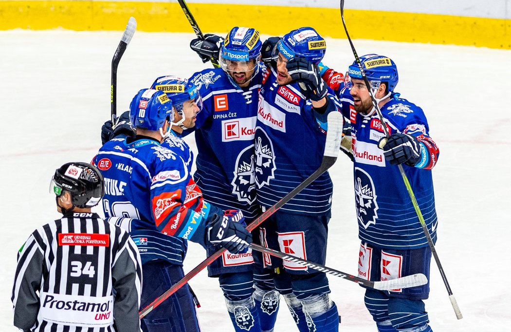 Hokejisté Kladna slaví gól proti Třinci