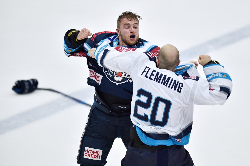 Obránci Adam Jánošík (vlevo) a Brett Flemming se porvali v utkání Liberec-Chomutov