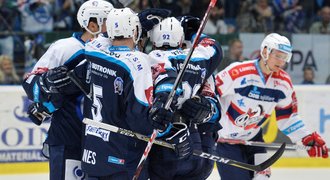 SESTŘIHY: Plzeň rozdrtila Pardubice a vyhrála 10:2, Chomutov je znovu první