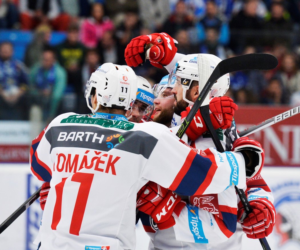 Pardubičtí hokejisté se radují ze vstřeleného gólu do plzeňské brány