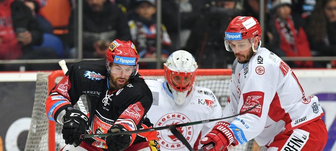 Radek Smoleňák bojuje o kotouč před brankou Ocelářů