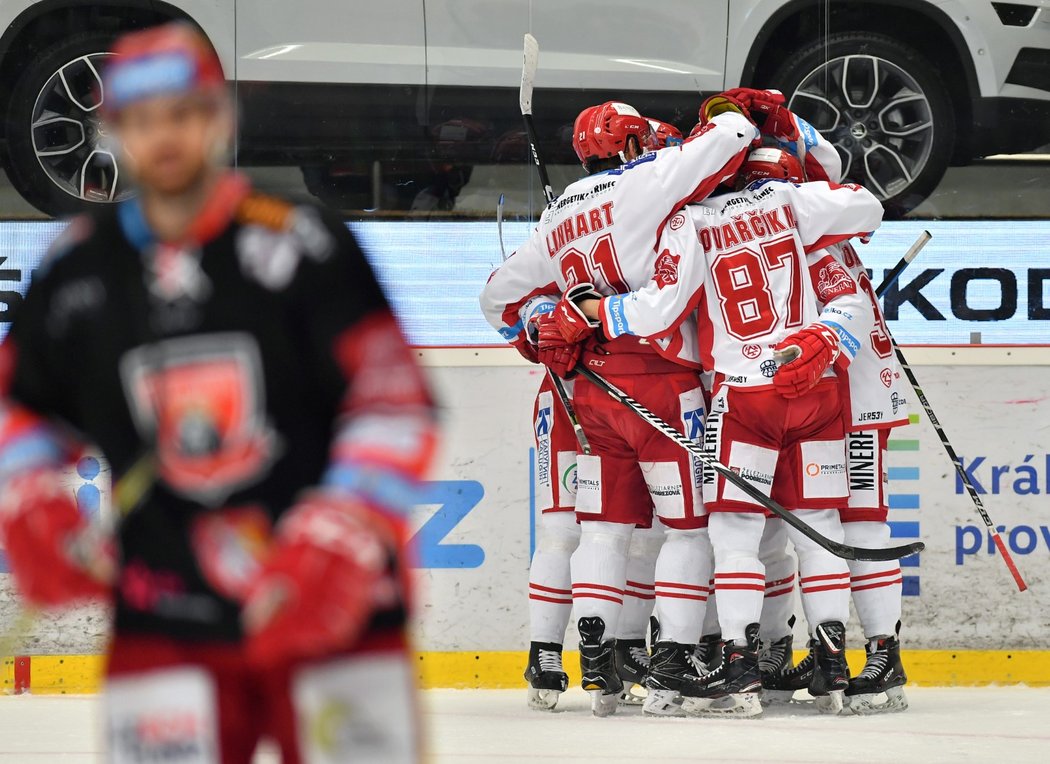 Třinečtí hokejisté se radují z gólu do sítě Mountfieldu