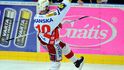 Roman Červenka se raduje z úvodního gólu v semifinále proti Vítkovicím