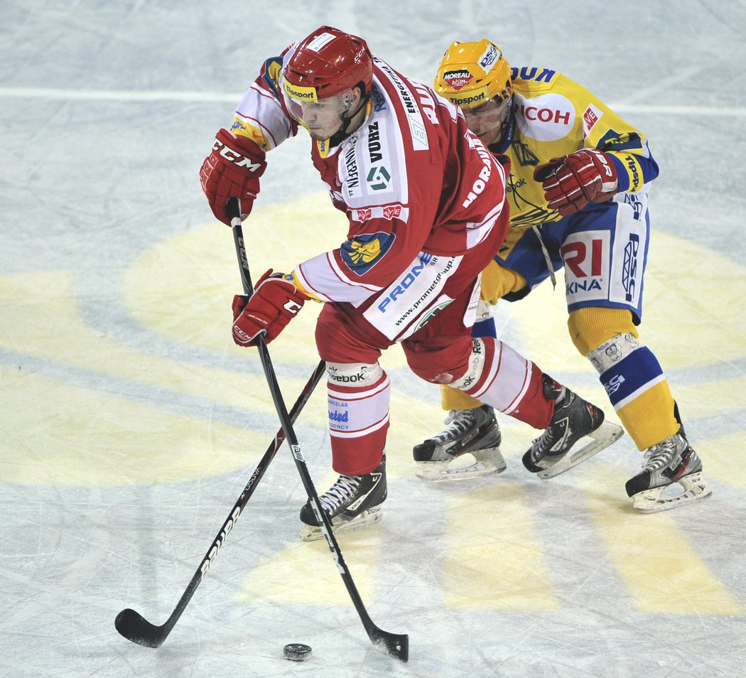 Třinecký útočník Adam Rufer (vlevo) a Milan Kostourek ze Zlína v utkání semifinále play off hokejové extraligy. Zlín vyhrál 4:3 a postoupil do finále, kde se střetne s Plzní.