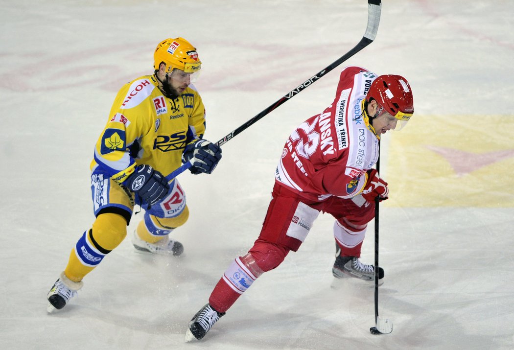 Útočník Zlína Ondřej Veselý (vlevo) a třinecký útočník Jiří Polanský v utkání semifinále play off hokejové extraligy. Zlín vyhrál 4:3 a postoupil do finále, kde se střetne s Plzní.
