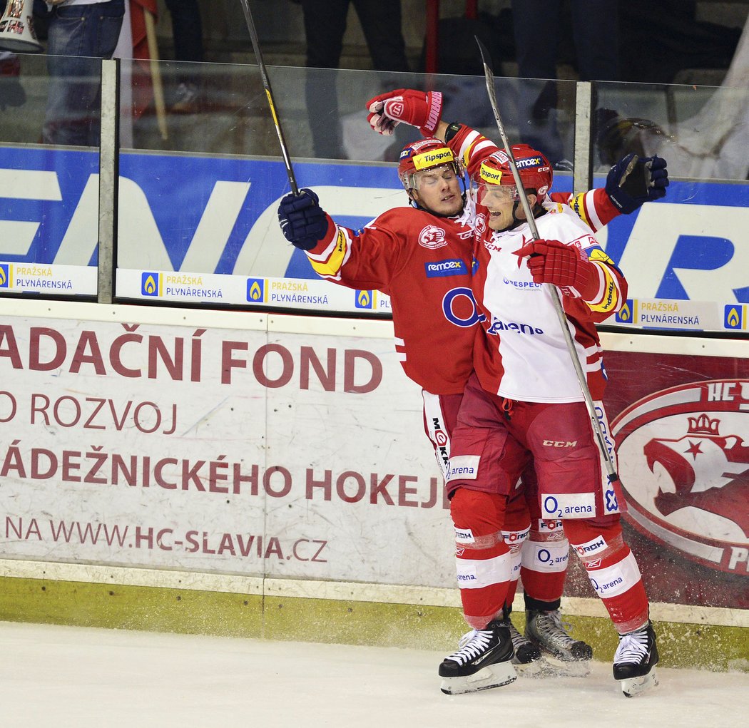 Hokejisté Slavie se radují z gólu do sítě Brna