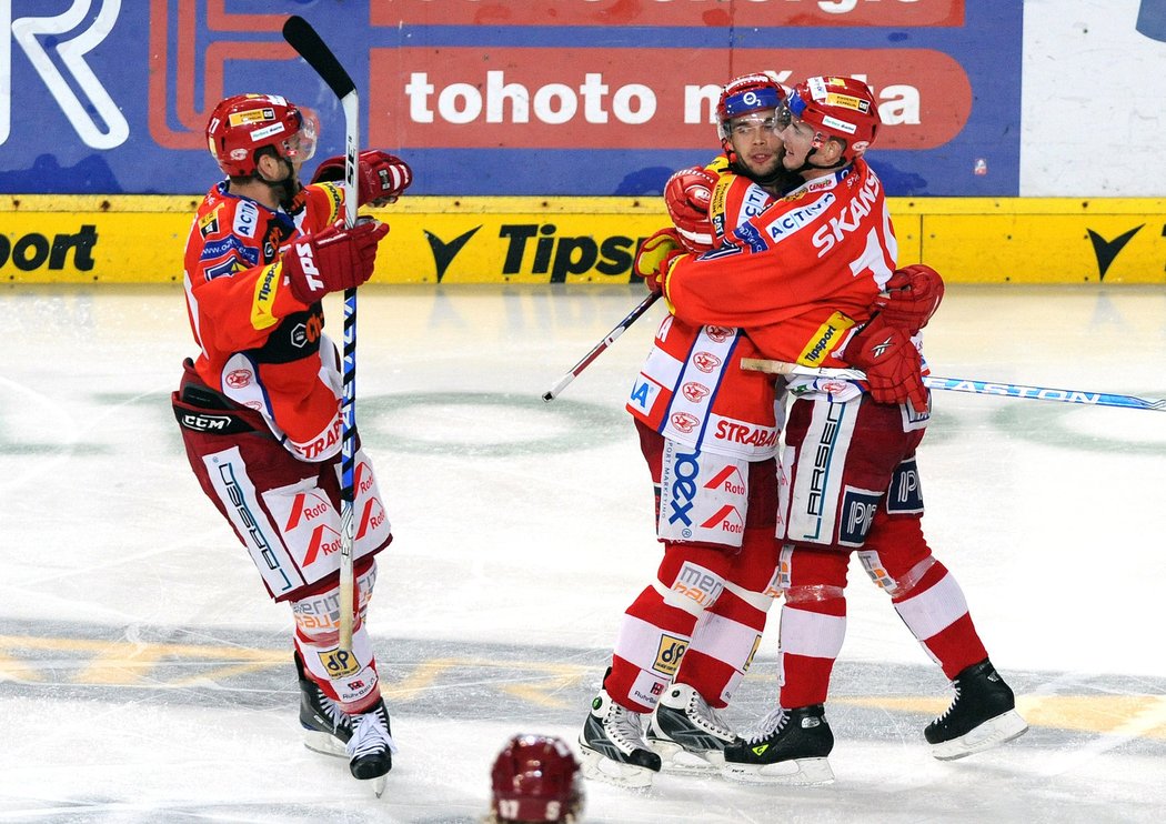 Roman Červenka (vpravo) se raduje se spoluhráči z gólu.