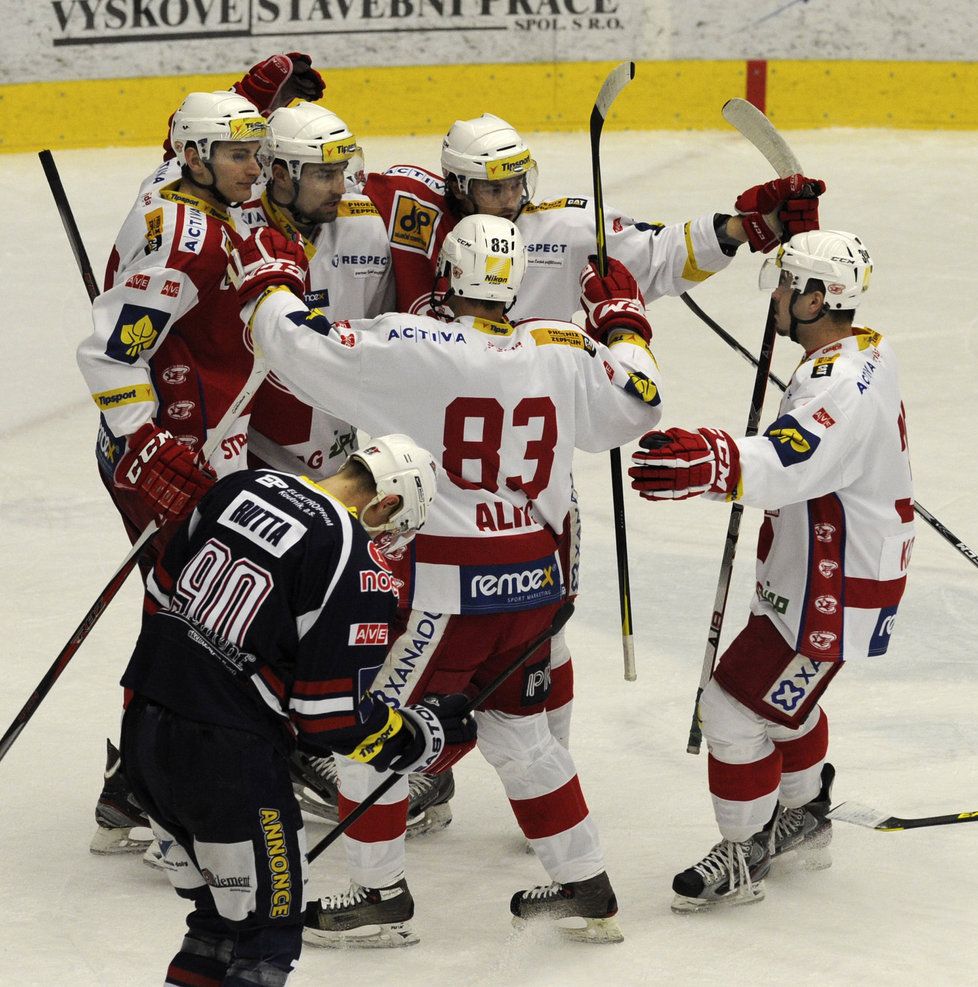 Slavia slaví! Rošádu na špici tabulky nabídl program 50. kola hokejové extraligy. Na první místo se po čtyřbrankové demolici Chomutova vyšvihla právě pražská Slavia, o dva body méně pak má dvojice na druhém, respektive třetím místě Plzeň a Zlín.