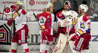 Slavia se rozloučila s extraligou výhrou, Chomutov prohrál