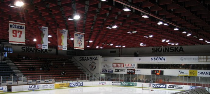 V případě soubojů play-out, bude hrát hokejová Slavia ve staré "garáži" v Edenu.