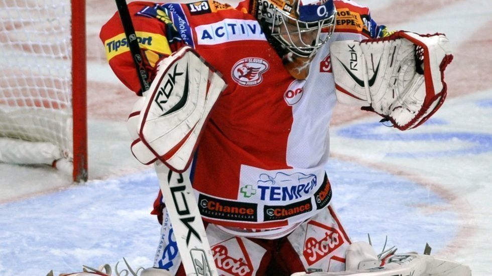 Slávistický brankář Dominik Furch dostal pukem do hlavy