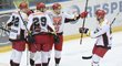 Hradečtí hokejisté oslavují gól do sítě Slavie