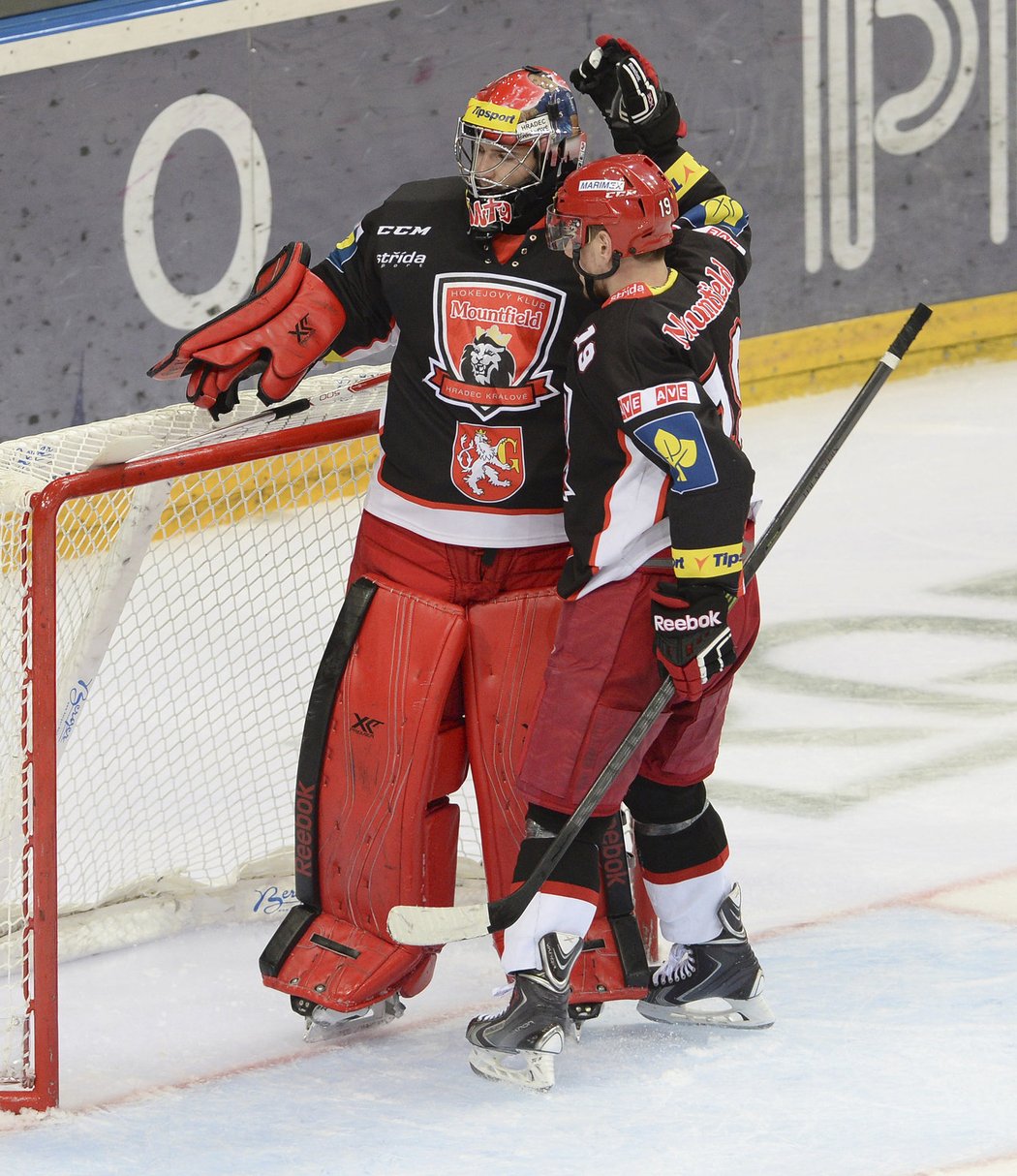 Třinec v 10. kole hokejové extraligy potvrdil svou vedoucí pozici a porazil brněnskou Kometu. Souboj o třetí příčku mezi Pardubicemi a Spartou zvládli lépe hosté. Mistrovský Zlín konečně vyhrál na domácí půdě, když si poradil s Karlovými Vary. Souboj nováčků ovládla Mladá Boleslav a Slavia nestačila na Hradec Králové.