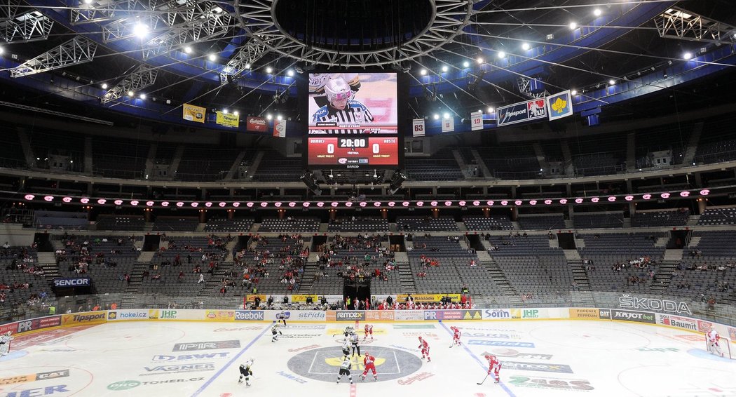 Prázdné tribuny při zápase Slavia - Karlovy Vary. To je rozdíl oproti duelu s Kladnem!