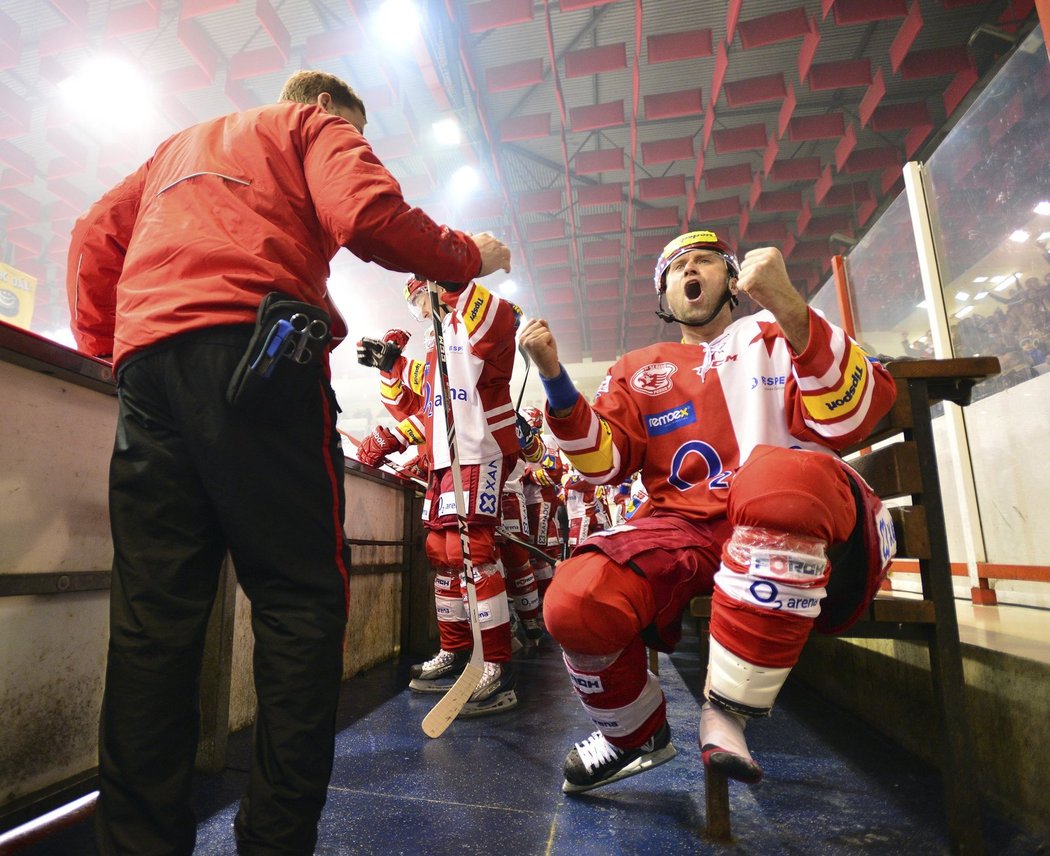 Kapitán Slavie Jaroslav Bednář právě slaví čtvrtý gol do sítě Komety. Co na tom, že je momentálně bez brusle...