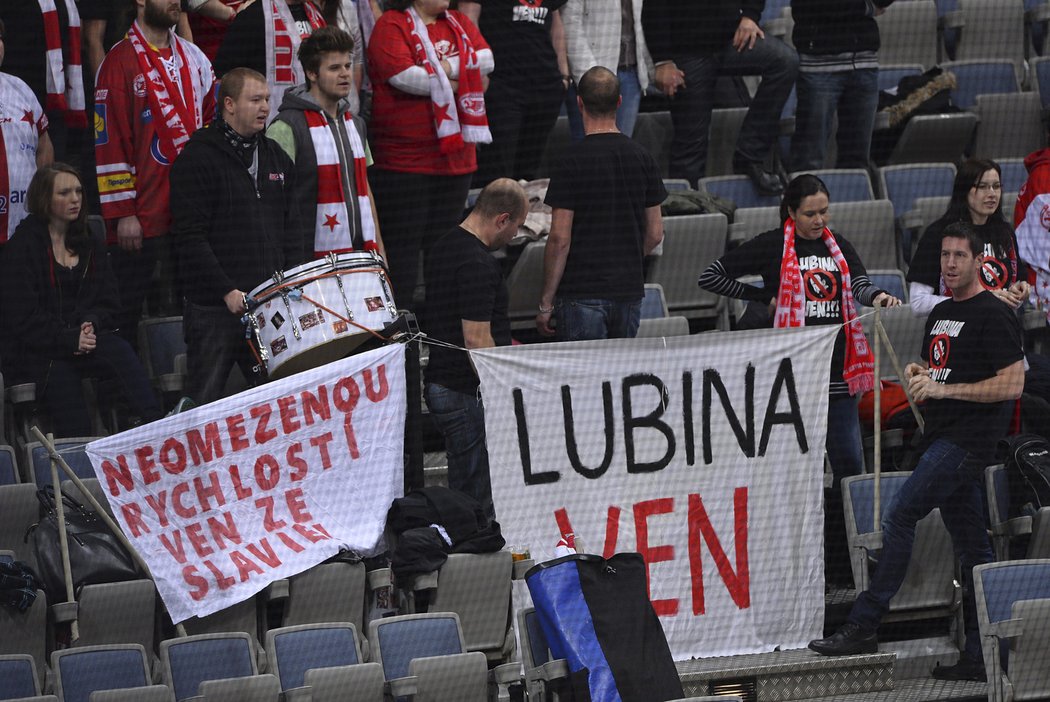 Slávistických fanoušků byla na Kometě jen pár, a to ještě protestovali proti kouči Lubinovi