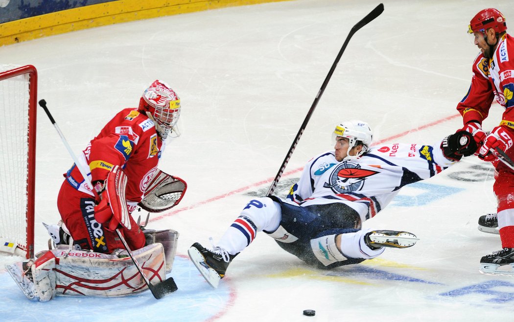 Na bránu Slavie se řítí chomutovský Michael Frolík.