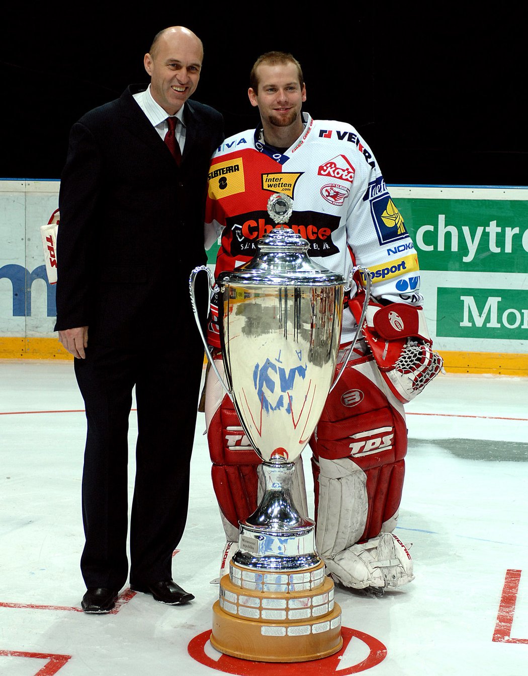 Ladislav Blažek s brankářem Slavie Adamem Svobodou s mistrovským pohárem v roce 2008