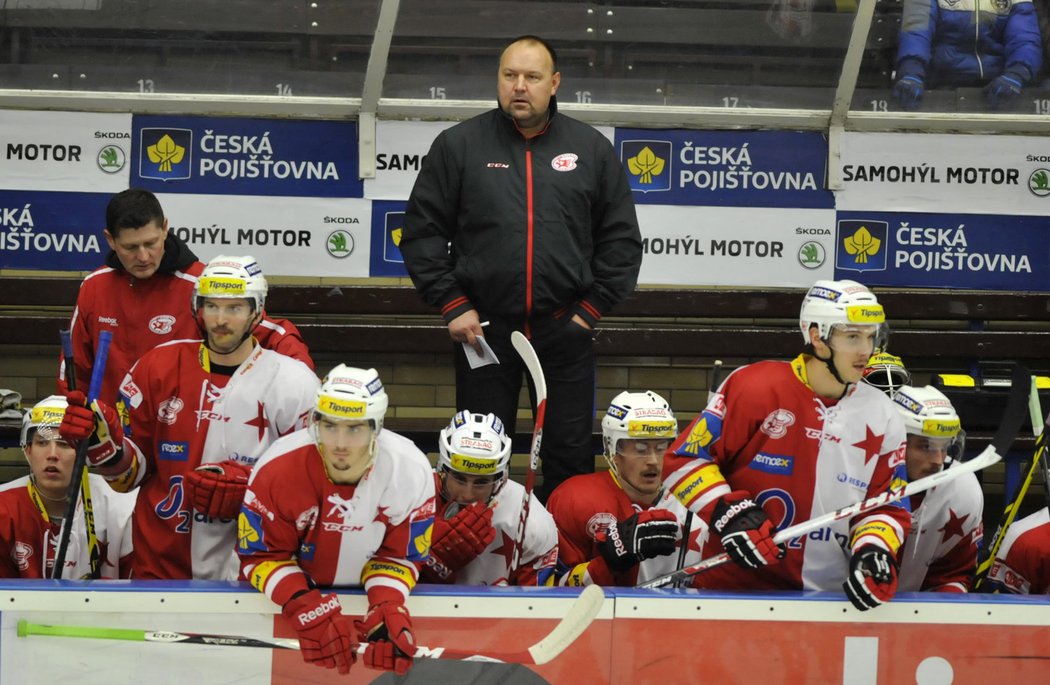 Hokejisté Slavie na lavičce s koučem Lubinou při zápase ve Zlíně