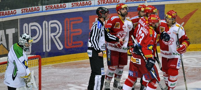 Hokejisté Slavie se radují z rozhodujícího gólu v duelu proti Mladé Boleslavi