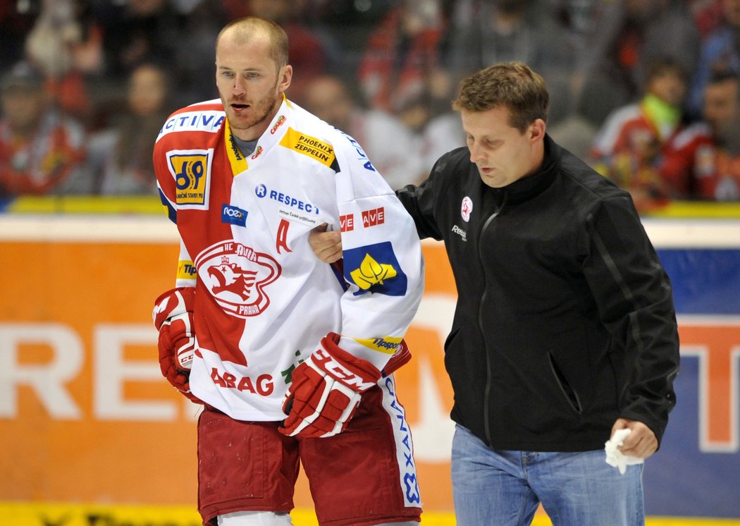 Marek Tomica odjíždí otřesený po srážce s Jiřím Vašíčkem, jeho ještě nedávným spoluhráčem