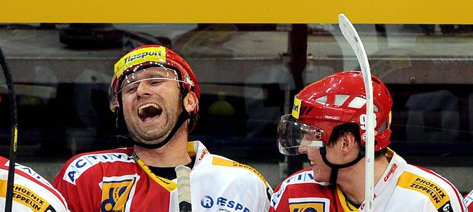 Hokejový útočník Jaroslav Bednář bude v závěru sezony hrát švýcarskou ligu za Bern. Šestatřicetiletý hráč se domluvil s aktuálně čtvrtým týmem tamní soutěže a
