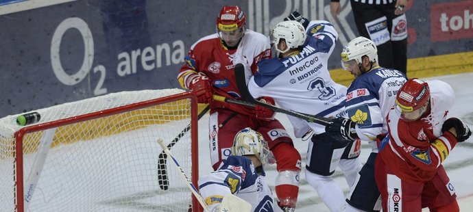 Plzeňský brankář Machovský pouští gól Slavii