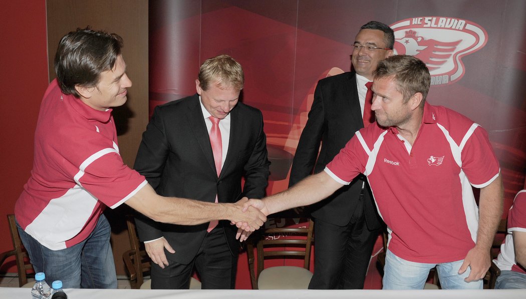 Jaroslav Bednář si potřásá rukou s Ladislavem Benýškem. Přihlíží (zprava) Richard Benýšek a Vladimír Pitter.