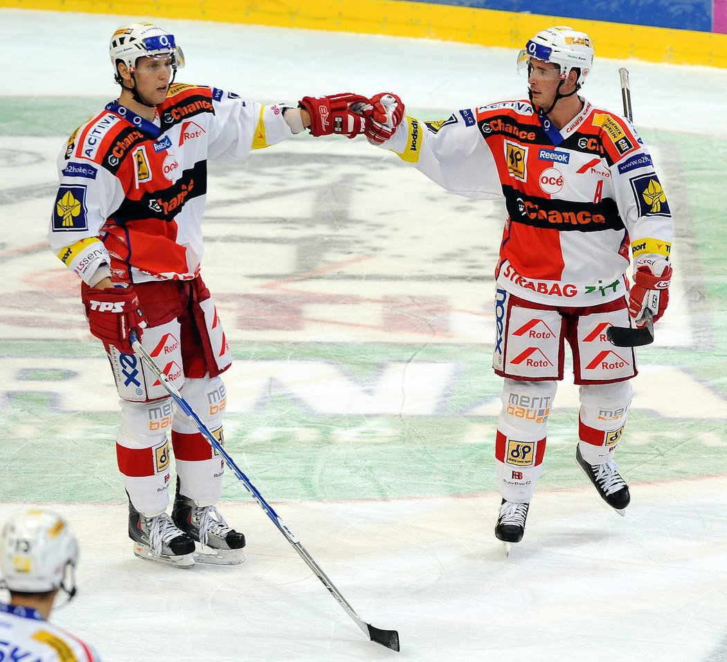 Vladimír Růžička (vlevo) a Roman Červenka oslavují gól.