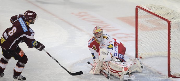 Sparťanský kapitán Michal Broš rozhodl pražské hokejové derby v nájezdech.